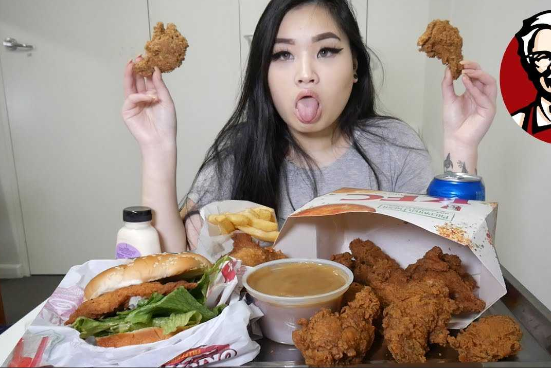 Как они есть. МУКБАНГ KFC. Кореянка которая много ест. Девушка в КФС. Люди которые едят в КФС