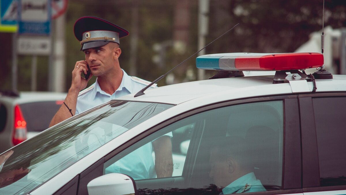     В Ростовской области в субботу, 17 июня, произошла авария с участием «легковушки» и КамАЗа, об этом рассказали в пресс-службе ГИБДД региона.