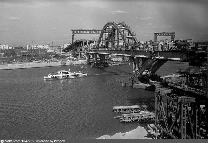 Строительство Лужнецкого метромоста. Вид со стороны Воробьёвых гор, 1958. Фото Н.С. Грановского, с сайта www.pastvu.com.