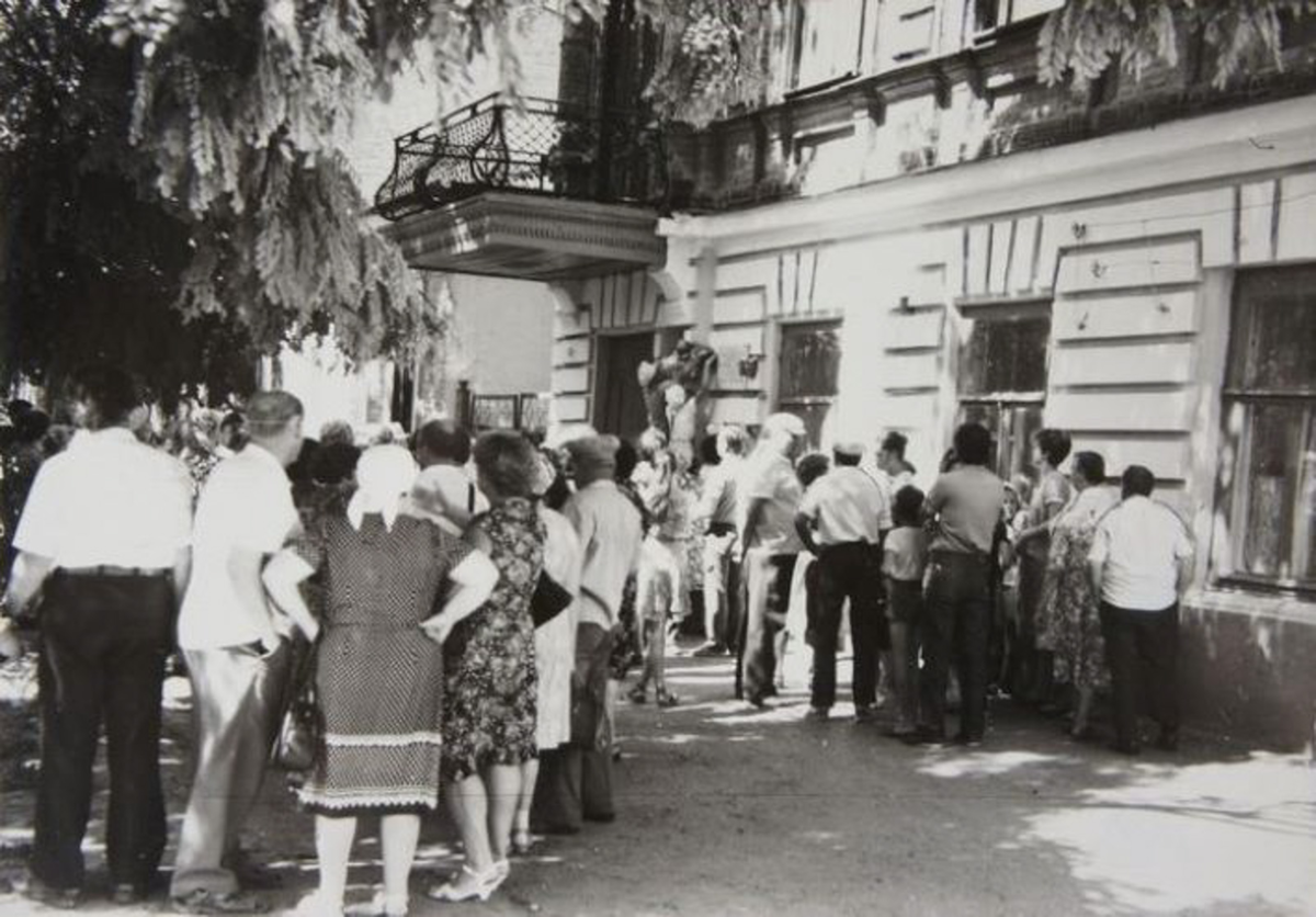 Открытие мемориальной доски на доме Раневских в Таганроге. Фото с сайта pastvu.com