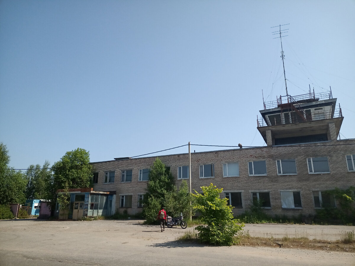 Бывшее здание аэровокзала и диспетчерских служб аэропорта Ржевка