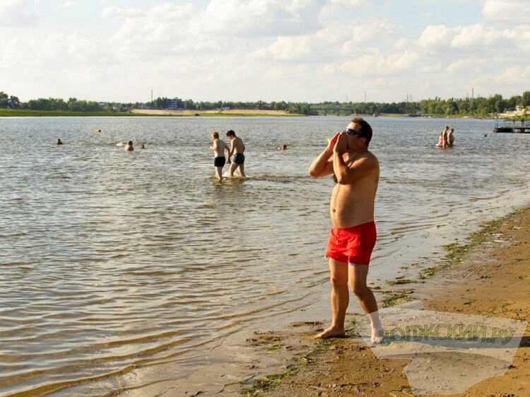 Вода в ахтубе сегодня. Летом на речке. Пляж на речке. Пляж на реке. Пляж в Киляковке Волжский.