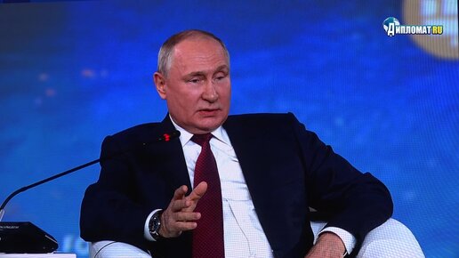 Владимир Путин поблагодарил президента Алжира за приезд на ПМЭФ