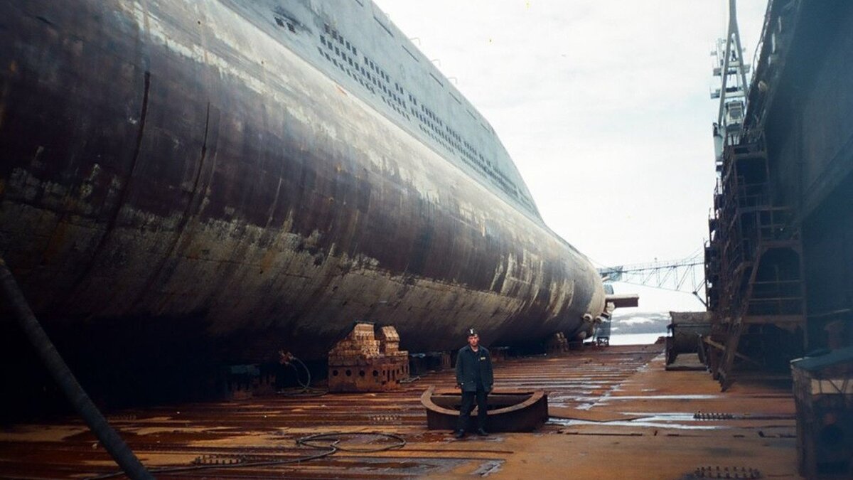     Американская атомная подлодка USS Connecticut, поврежденная в Южно-Китайском море, не вернется на боевое дежурство до 2026 года, поскольку все ремонтные верфи забиты. Несмотря на сложную военно-политическую обстановку вокруг Тайваня, американцы задумались: а надо ли спешить?