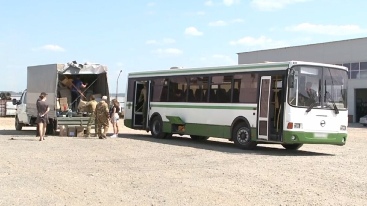     Квадрокоптеры, тепловизоры, спецоборудование, автобус и машину с гуманитарной помощью отправили на передовую нашим бойцам жители Кезского района при поддержке одной из политических партий. Об этом сообщил в своем телеграм-канале глава региона Александр Бречалов.