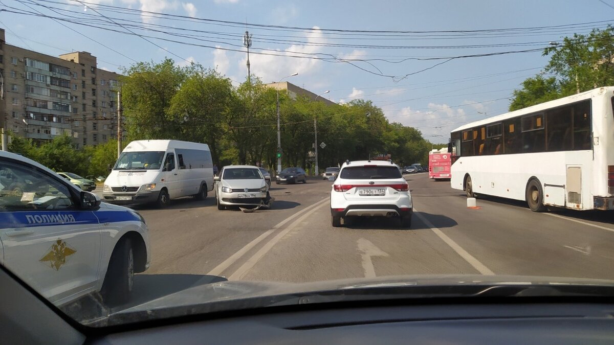 Мажоры из Латошинки застряли в пробке на въезде в Волгоград |  НовостиВолгограда.ру | Дзен