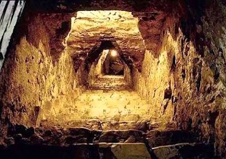 Искусственная лестница в пещере майя.
Источник фото: https://i.ytimg.com/vi/TYSnE8lHO-c/maxresdefault.jpg