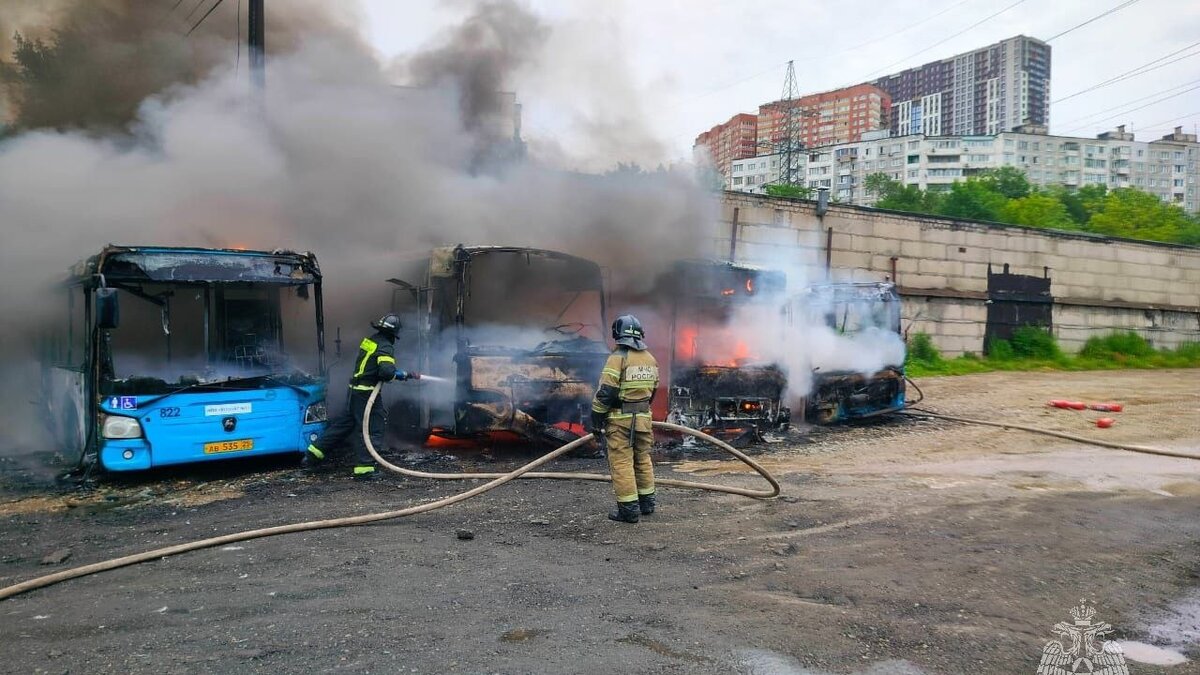     Ранним утром 21 июня во Владивостоке случился пожар. Возгорание произошло в автобусном парке по улице Адмирала Корнилова — сгорело четыре автобуса.