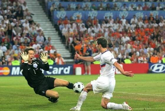    Вратарь сборной Голландии Эдвин ван дер Сар и игрок сборной России Сергей Семак (слева направо) в матче 1/4 финала ЕВРО-2008 между сборными Голандии и России