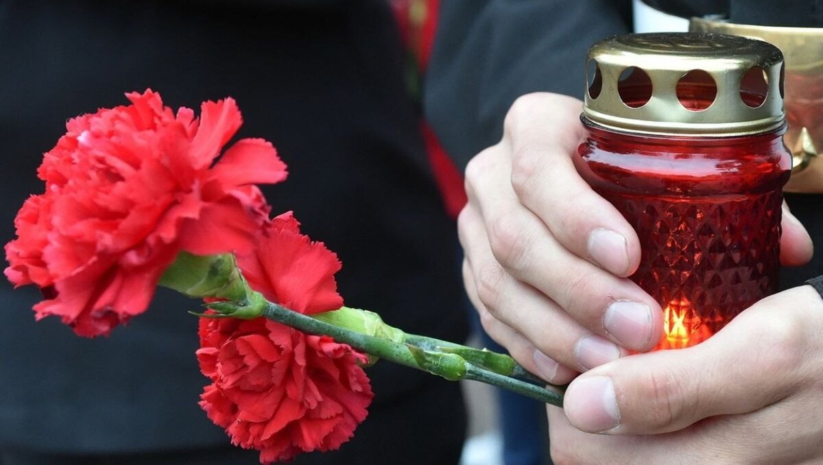     В Ижевске в 4 часа 22 июня, в День памяти и скорби, у Вечного огня зажгли десять тысяч свечей в память о погибших в Великой Отечественной войне.