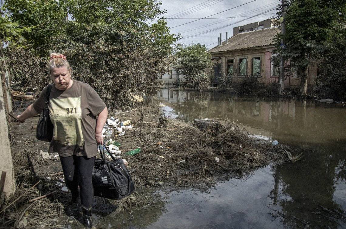 Жительница Херсона возвращается домой за вещами после того, как вода отступила
Фото: Narciso Contreras / Anadolu Agency / Getty Images