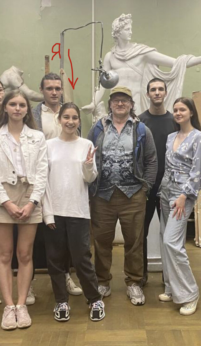 На фото я закончила первый курс. Мы в аудитории по рисунку на первом этаже 