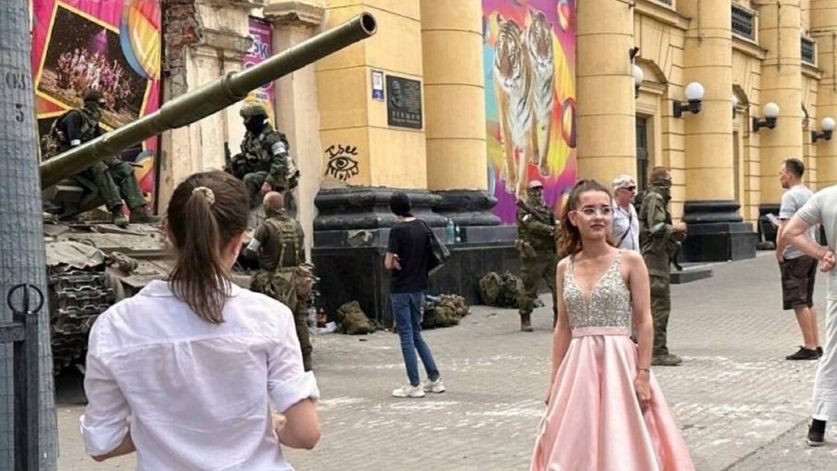     В России минувшей ночью произошла попытка вооруженного мятежа. Она началась с того, что в соцсетях от имени основателя ЧВК «Вагнер» Евгения Пригожина появилась информация о нанесении ВС РФ удара по тыловым лагерям компании.