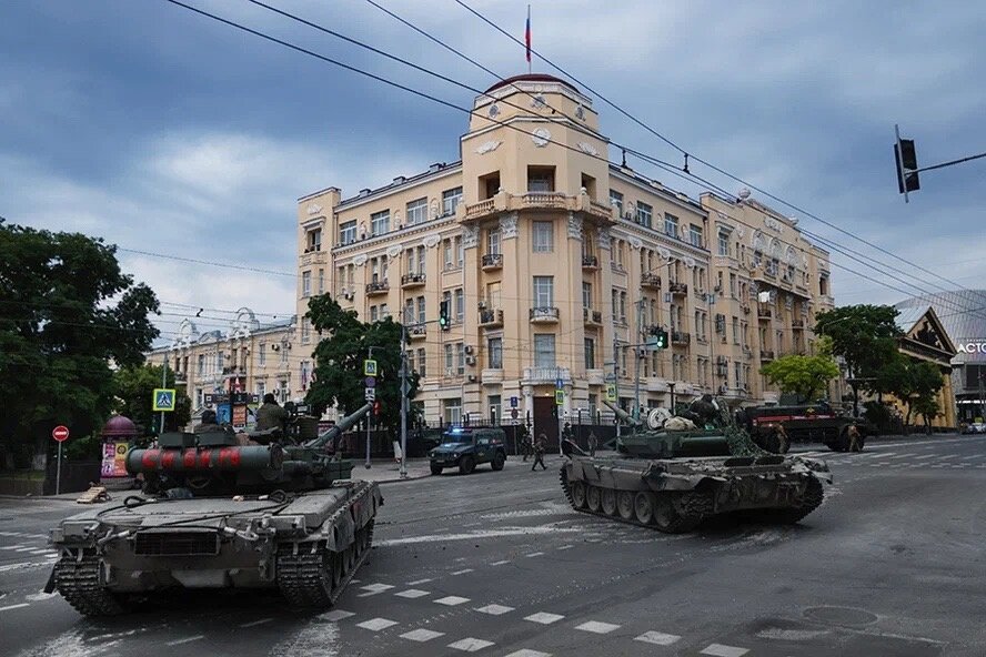    Бойцы ЧВК “Вагнер” у штаба ЮВО в Ростове утром 24 июня //Фото Эрик Романенко/ТАСС