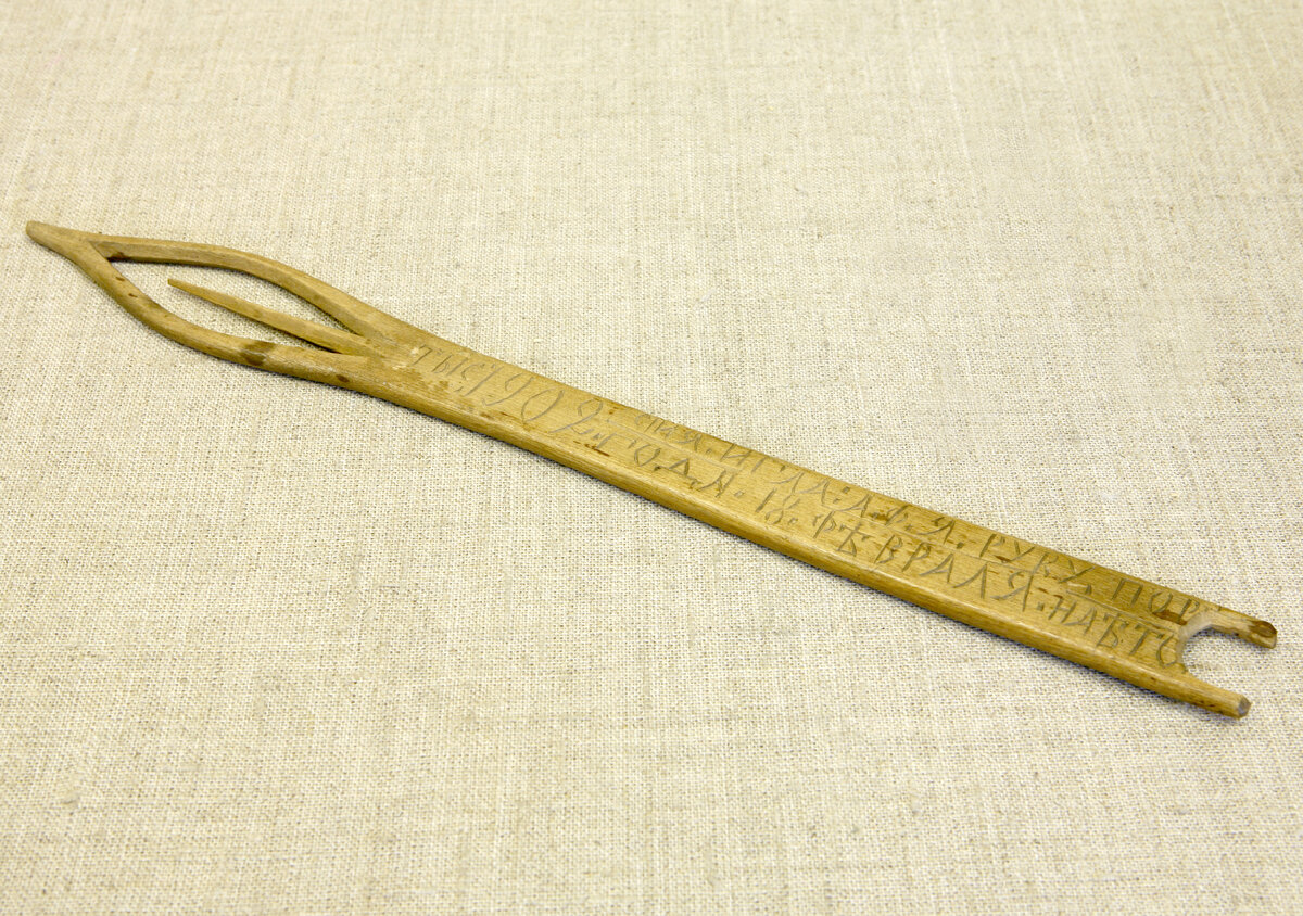 АМДЗ КП-14480. Д-4855 ИГЛА для плетения сетей. 1902 г. Место создания: Архангельская губ., Мезенский уезд, Койденская волость, с. Койда. Одна сторона дощечки украшена орнаментом из трёхгранных выемок в виде цепочки треугольников и цепочки ромбов. На другой стороне надпись. Клейма, марки: На одной стороне дощечки иглы вырезана надпись: "тыс. 1902 СIЯ/ ГОДА ИГЛА А.Ф.Я. РУКУ ПОР.../ 18 ФЂВРАЛЯ НАЂТО". Экспедиция в Мезенский район (Кондратьева В.Г.), 1993. Архангельская обл., Мезенский р-н, Койденский с/с, с. Койда.
