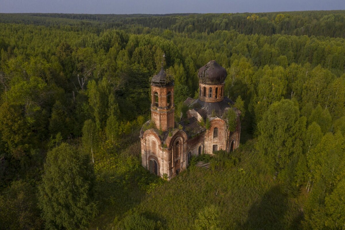 Заброшенная часовня с тремя козырьками