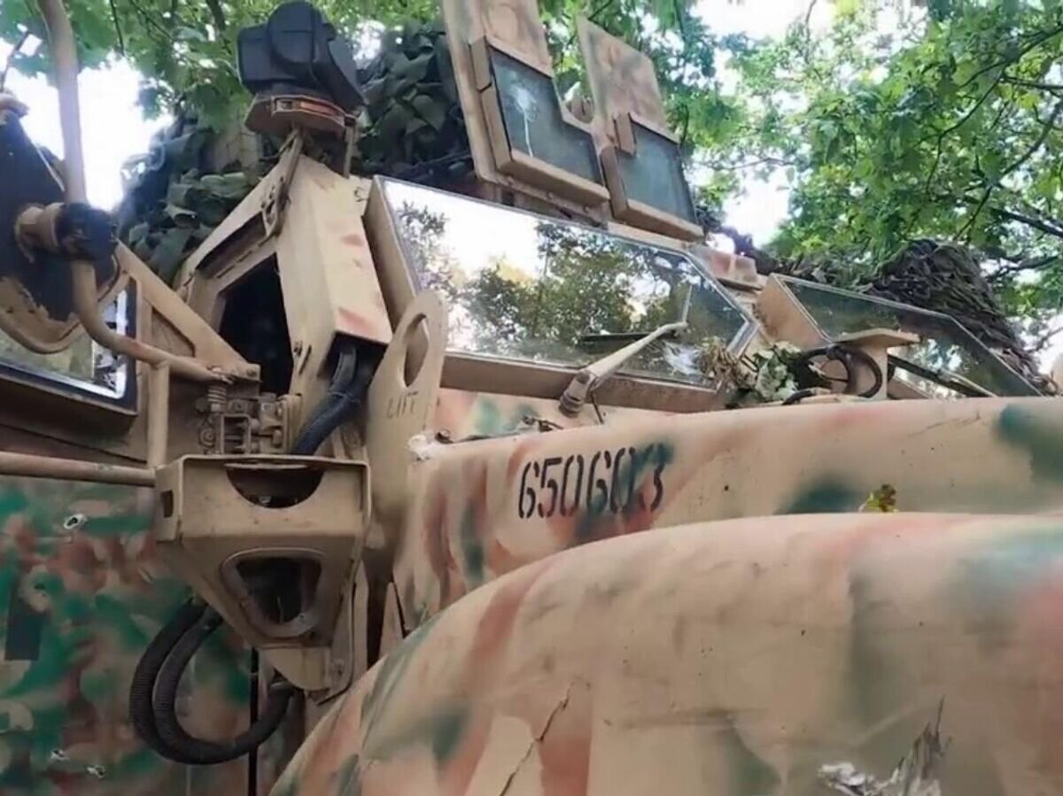    Подорвавшийся на мине американский броневик Oshkosh в зоне СВО. Стоп-кадр из видео© Министерство обороны Российской Федерации