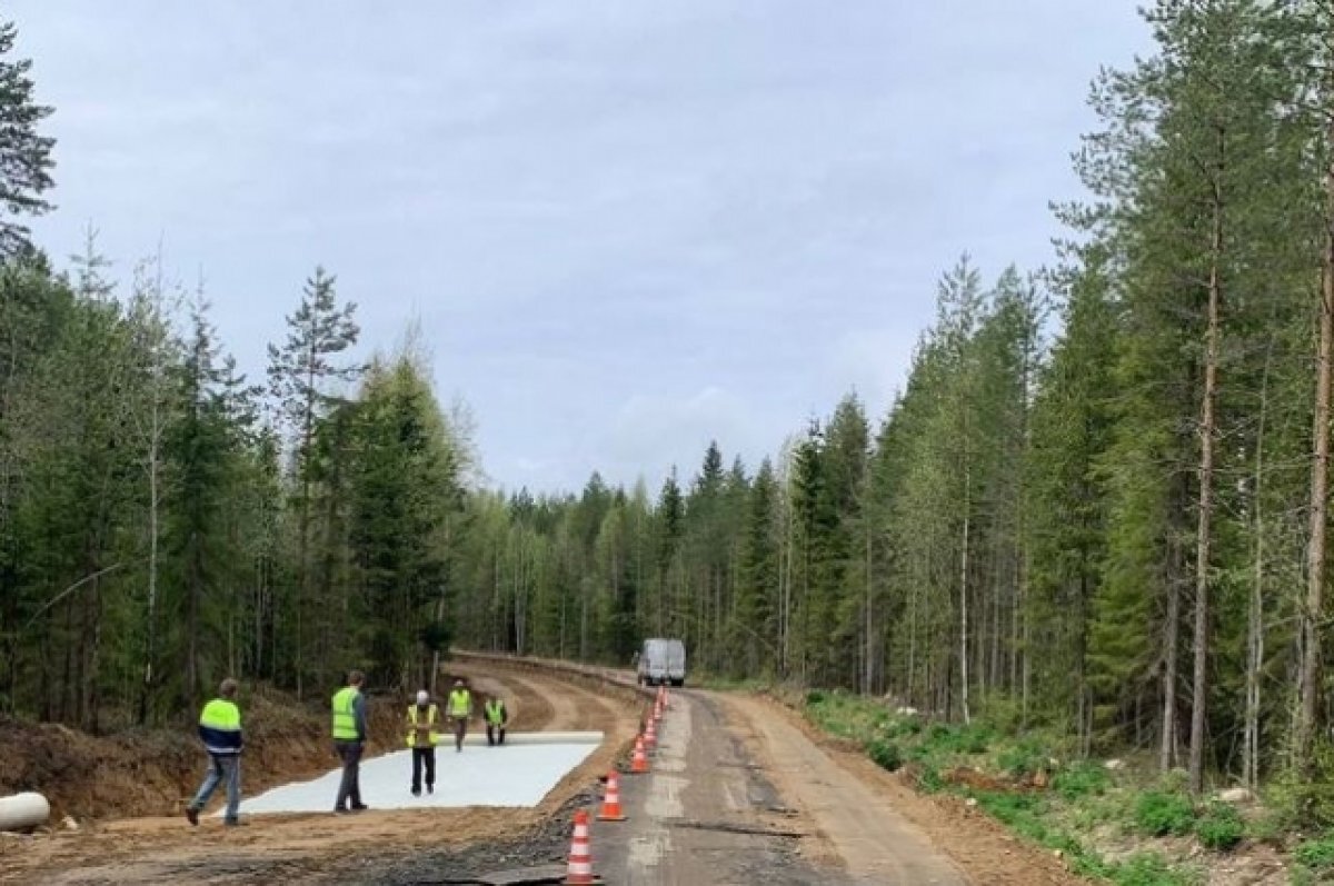    Рабочие ремонтируют дорогу на одном из самых популярных направлений РК