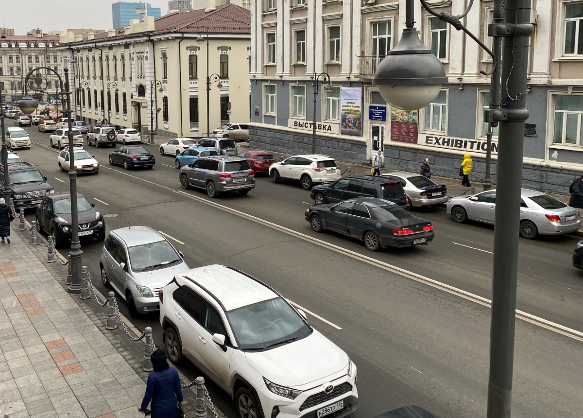 На этом фото есть Мерседес. Остальные – японские)