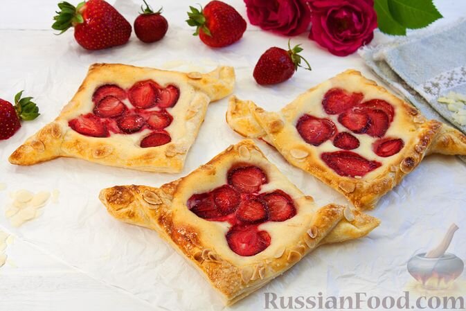 тесто слоеное, сыр сливочный, пудра сахарная, клубника, яйца, миндальные хлопья, сахар