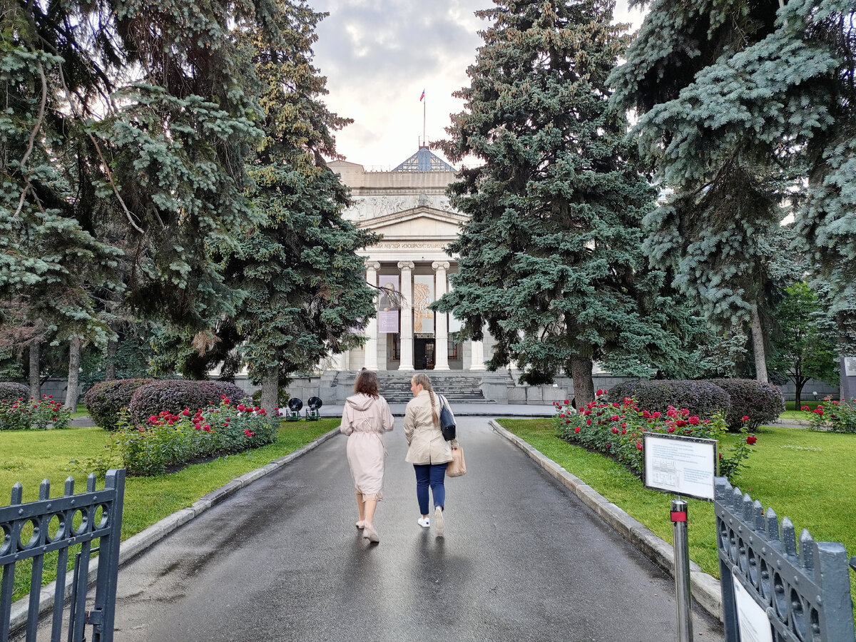 ГМИИ им. Пушкина. На фото автора - чужие прохожие, не мы. 