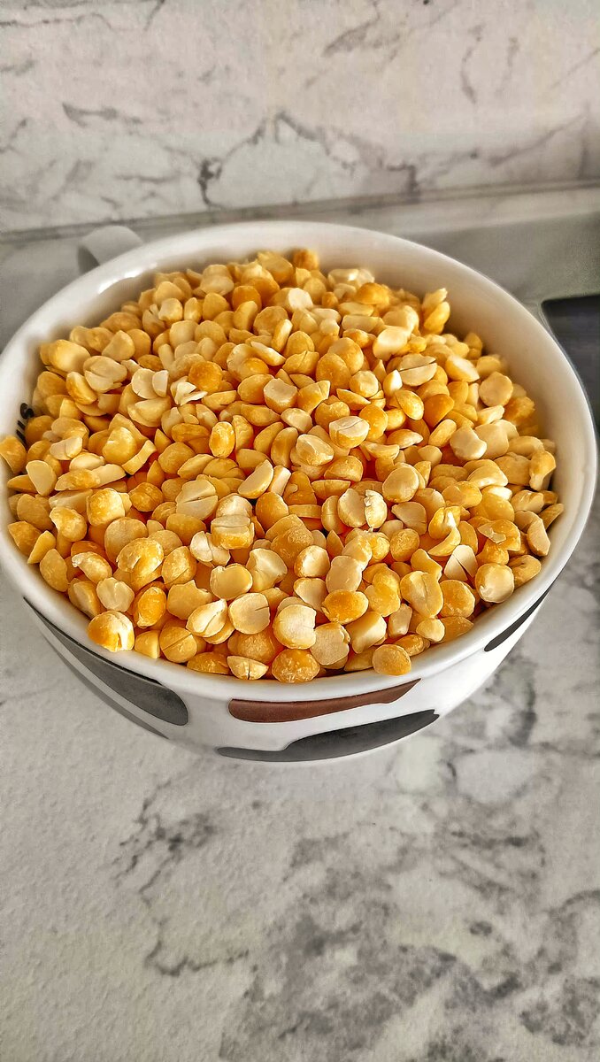 Замачиваем горох в воде на 4 часа. Вообще можно не замачивать, но тогда придётся варить дольше. 