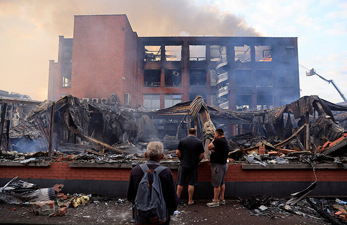    Одно из зданий, сожженных на севере Франции.Pascal Rossignol/Reuters