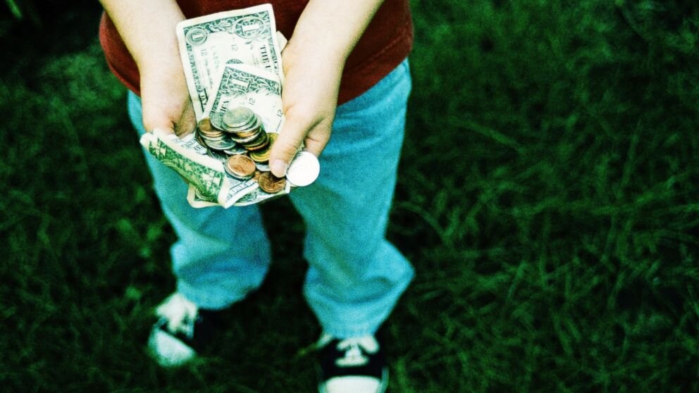 С рублями не нашла подходящую картинку, пусть будет не наша валюта) 