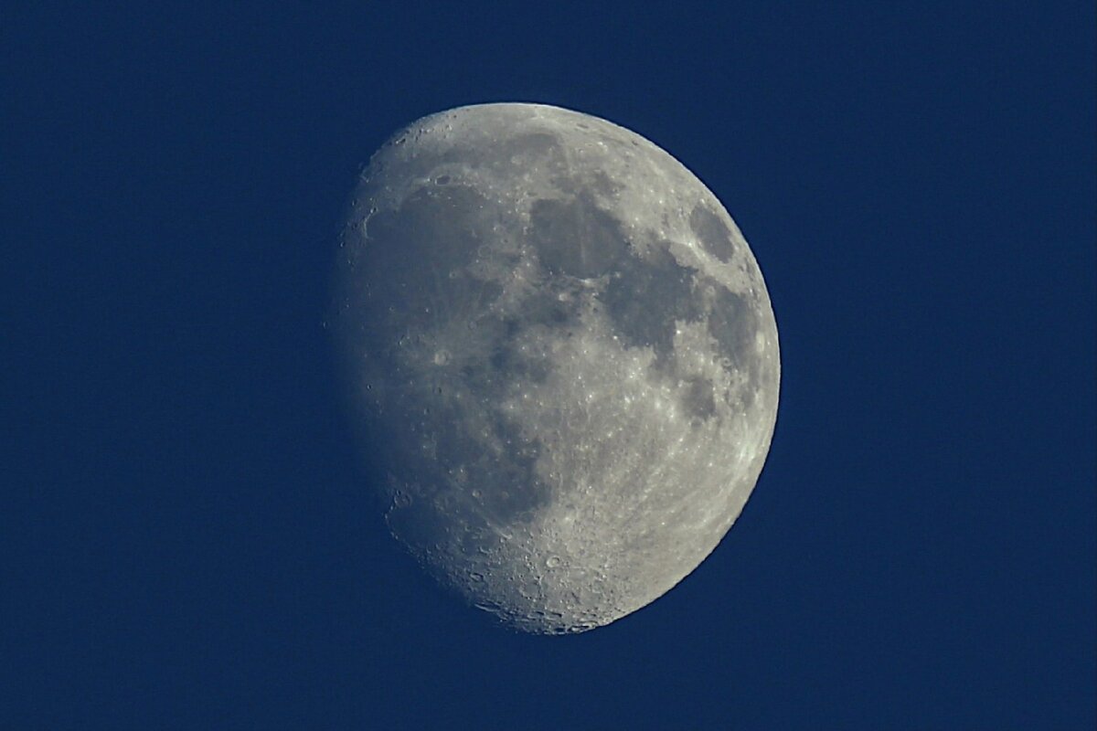 Какая луна 14 апреля 2024. Луна на небе. Полнолуние. Фото Луны. Луна полнолуние.