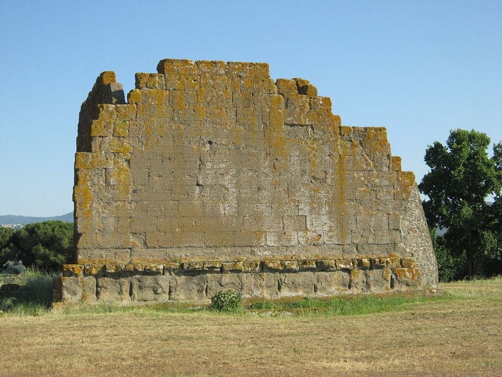 Сохранившаяся стена храма Юноны в Габии. Современное фото.