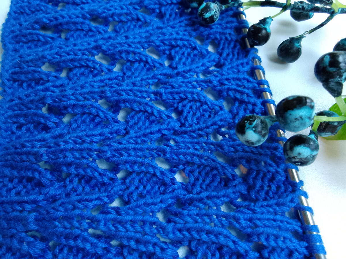 Связанная 2024 спицами. Шорты и болеро. Кофта крупной вязки. Winter by kim hargreaves. Связать свитер с широким воротом.