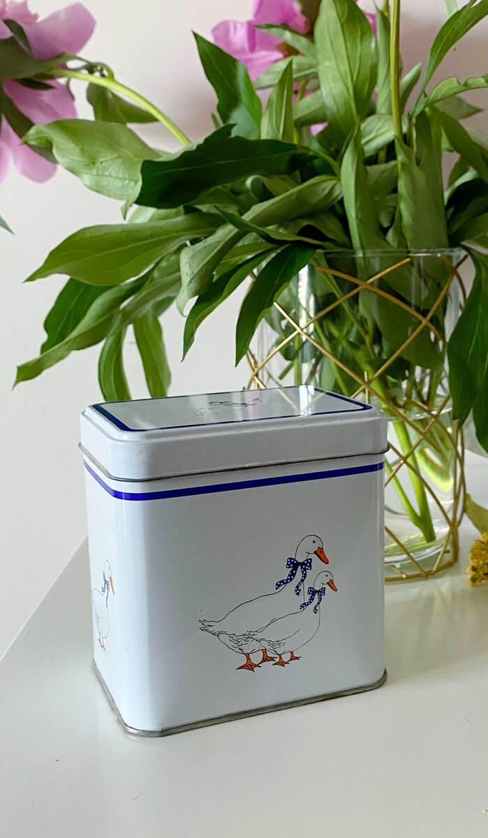 Видно не только переднюю стенку банки, но и боковую и крышку