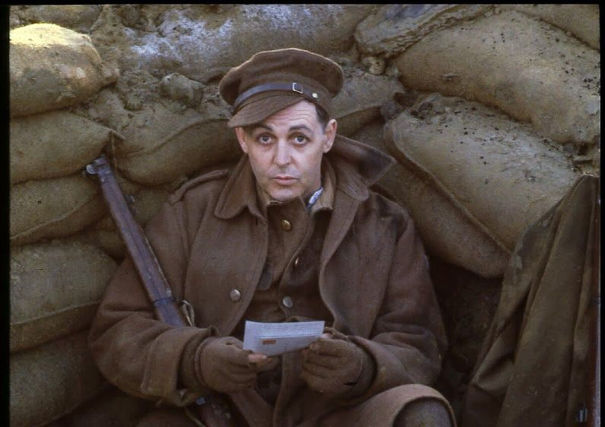 Скриншот из клипа Пола Маккартни "Трубы мира"