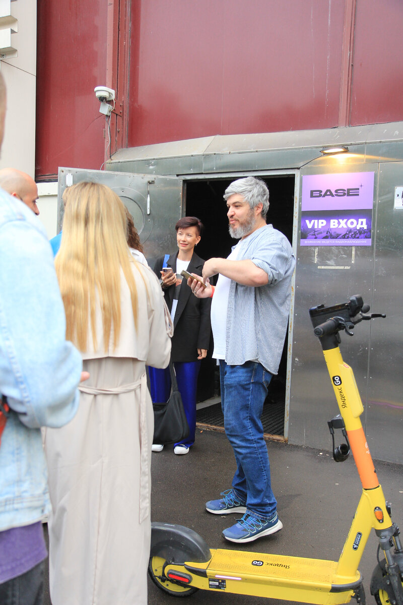 VIP вход открыли для всех, чтобы войти быстрее. Обе очереди двигались бодро