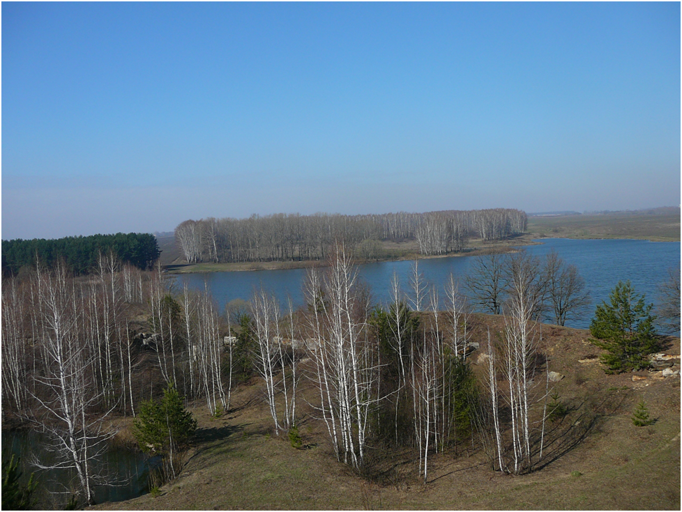 Остатки карьерного грунта на камнями