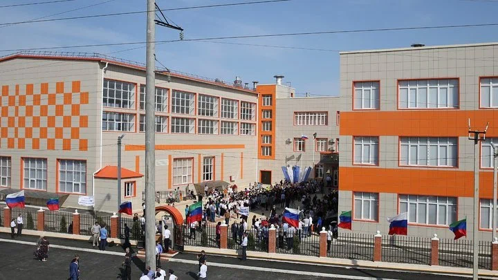 На фото школа № 61 г. Махачкала