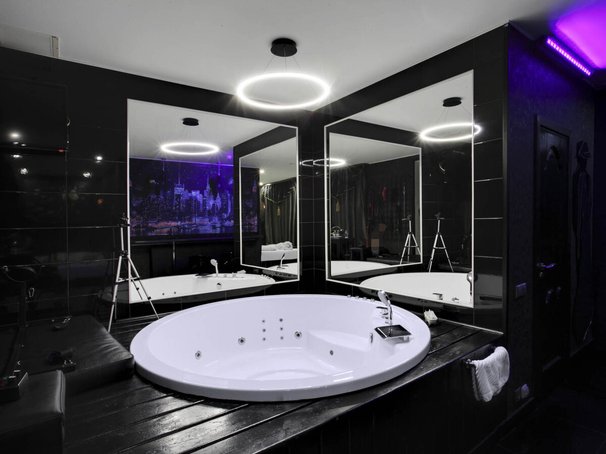 Джакузи в номере "Свинг" в отеле Подушкин на Арбате в Москве.