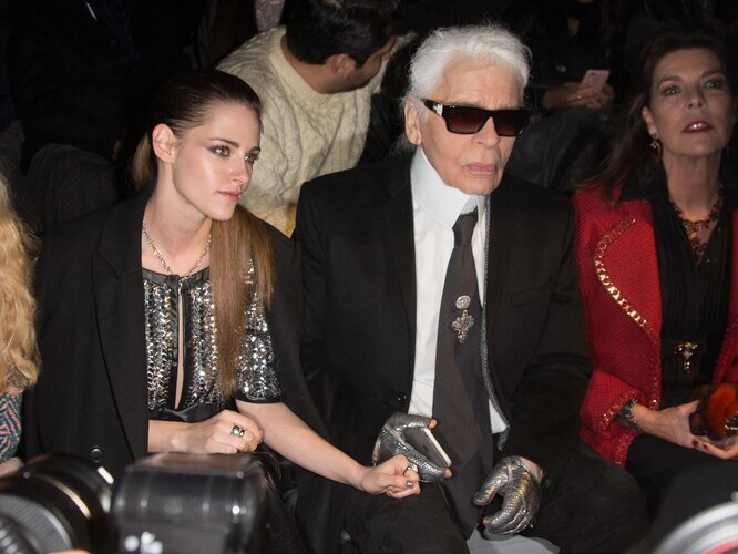 Кристен Стюарт и Карл Лагерфельд на показе Chanel Métiers d'Art 2015/16.Материал из сети.