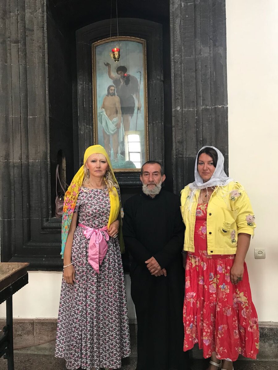 После службы брали благословение у батюшки