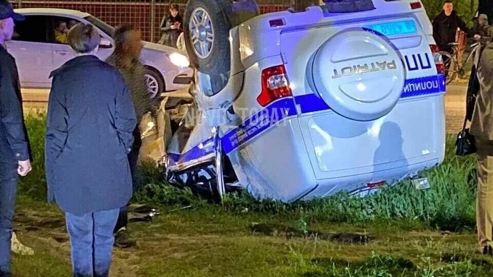     Машина ППС перевернулась на крышу после столкновения с легковушкой в Михайловке Волгоградской области. По данным регионального ГУ МВД, полицейская машина в этот момент спешила с проблесковыми маячками на вызов. Пострадали 3 человека.