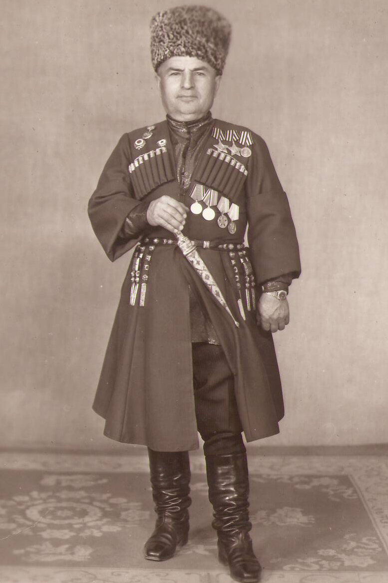 Имя Канти Абдурахманова, добровольцем ушедшего в Красную Армию, стало известно в связи с его подвигами во время войны. Когда началась война, он учился на артиллериста. Полк, в котором служил К. Абдурахманов, был дислоцирован недалеко от Сталинграда. Канти писал заявления с просьбой отправить его на передовую. В 1942 г. его направили в 51-ю гвардейскую дивизию 6-й гвардейской армии и назначили командиром орудия. Вехи его воинского пути – Таллин, Рига, Полоцк, Витебск. Войну закончил в Польше в 1945 г. В жарком бою в декабре 1943 г. недалеко от деревни Калинино Калининской области отвага сержанта К. Абдурахманова решила исход сражения. Неизвестно, за кем была бы безымянная высота, если бы в разгар боя он не выкатил под шквальным пулеметным огнем свое орудие и прямой наводкой не расстрелял вражеский дзот. За этот подвиг К. Абдурахманов был награжден орденом Славы III степени. При форсировании реки Западная Двина в июне 1944 г. К. Абдурахманов, переправившись на левый берег, уничтожил пулеметный расчет противника, препятствовавший переправе. За это он был удостоен ордена Славы II степени. К ордену Славы I степени командование дивизии представляло К. Абдурахманова в феврале 1945 г. за участие в ликвидации немецкой группировки в районе Лиепая. К сожалению, этот наградной лист затерялся. Однако хоть и не стал солдат полным кавалером орденов Славы, он стал Героем России. Это звание было присвоено К. Абдурахманову Указом Президента РФ в мае 1996 г.
После войны К. Абдурахманов жил и работал в г. Фрунзе. В 1967 г. приехал в Чечено-Ингушетию и стал работать в совхозе «Шалинский», стал уважаемым ветераном-пенсионером.
Добровольцем пошел служить в Красную армию. Когда началась война, он учился на артиллериста. Полк, в котором служил К. Абдурахманов, был дислоцирован недалеко от Сталинграда. В 1942 г. Канти направили в 51-ю гвардейскую дивизию 6-й гвардейской армии и назначили командироморудия. Свой воинский путь он прошел в боях у Таллина, Риги,  Полоцка, Витебска. Войну  закончил в Польше в 1945 г.
В  жарком бою в декабре 1943 г. недалеко от деревни Калинина Калининской обл. смелость сержанта К.Абдурахманова решила исход сражения. Неизвестно, за кем была бы безымянная высота, если бы в разгар боя он не выкатил под шквальным пулеметным огнем свое орудие и прямой наводкой не расстрелял вражеский дзот. За этот подвиг  К.Абдурахманов был награжден орденом Славы III степени.
При форсировании реки Западная Двина  в июне 1944 г. К.Абдурахманов, переправившись на левый берег, уничтожил пулеметный расчет противника, препятствовавший переправе. За это он был удостоен ордена Славы II степени. К ордену Славы I степени командование  дивизии представляло  К.
Абдурахманова в феврале 1945 г. за участие в ликвидации немецкой группировки в районе Лиепая. К сожалению, этот наградной лист затерялся. Однако, хоть и не стал солдат полным кавалером ордена Славы, он стал Героем России - Указом Президента в мае 1996 г. К.Абдурахманову было присвоено это звание
