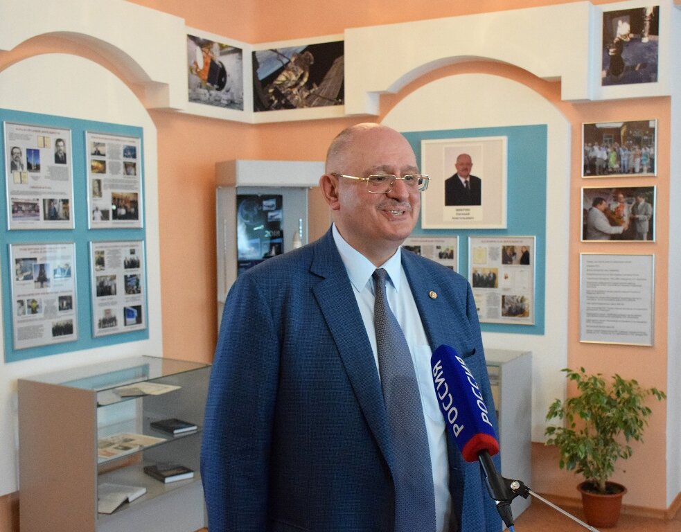 Е.А. Микрин на открытии выставки в краеведческом музее Лебедяни