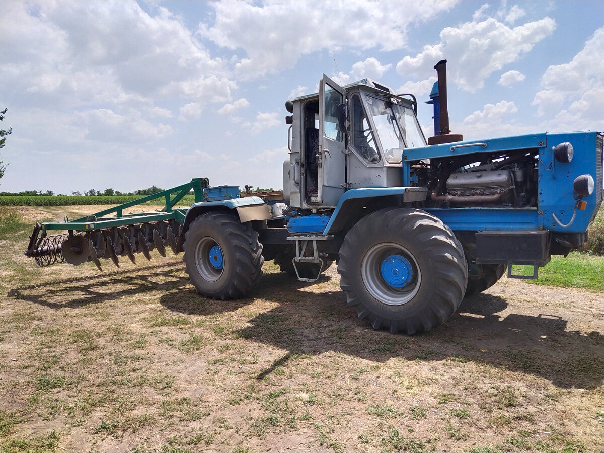 Трактор с дискатором производство Радогост Маш  