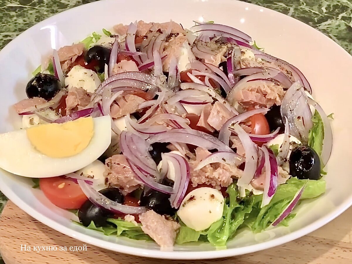 Рецепт: Салат с печеным баклажаном, тунцом и томатами - с оливковым маслом