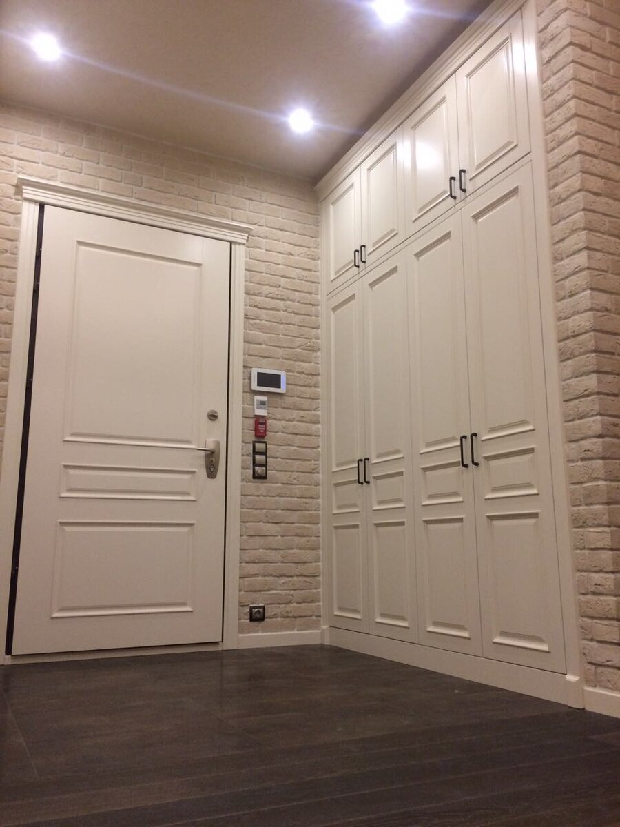 Прихожая создана с дизайнерским подходом супруга.