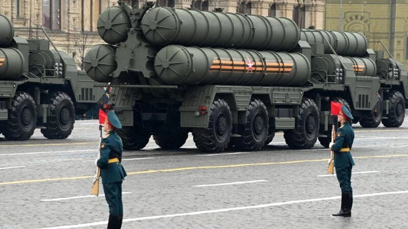 Российские зенитно-ракетные комплексы С-400 на Красной площади во время военного парада в честь Дня Победы в Москве 9 мая 2021 года. (Kirill Kudryavtsev/AFP via Getty Images)