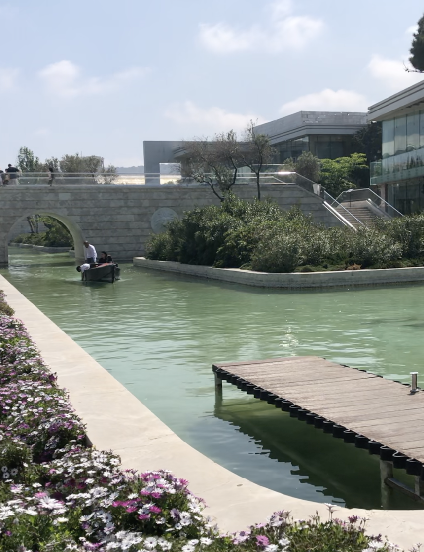 Тут много лестниц и мостиков, по которым можно прогуляться