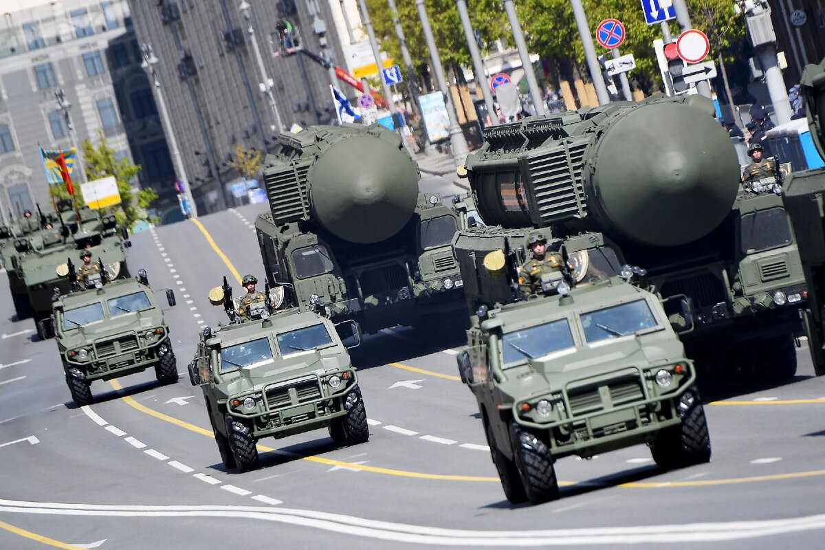 По мнению Западных СМИ и подхвативших тему либералоципсошных диванных дивизий: техники в этом году слишком мало. Хотя в контексте этого фото, как в той рекламе: достаточно одной таблетки!