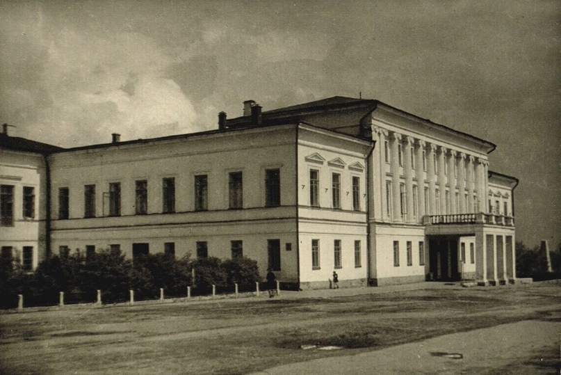 Дворец книги. 1940-ые годы. Альбом фотографий памятника архитектуры Дворца книги (Облпроект, 1949). УОНБ.