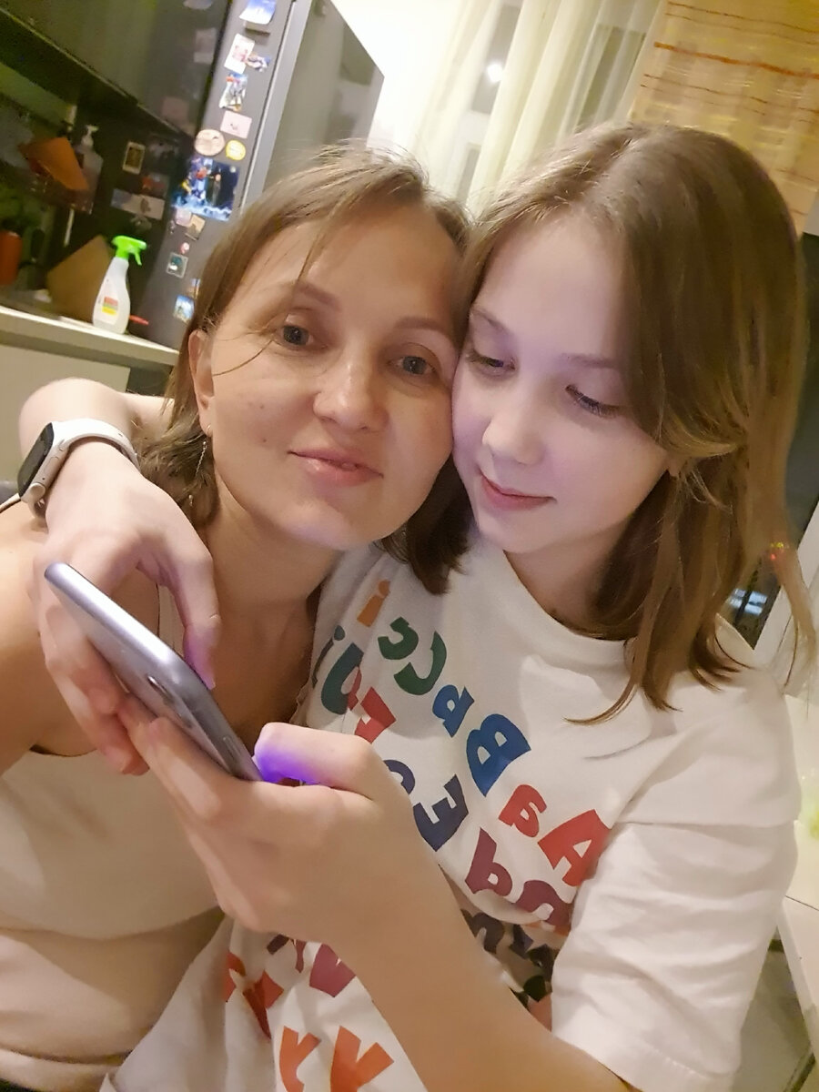 Время 00:00, дочка принимает поздравления с ДР от друзей у меня на коленях)
